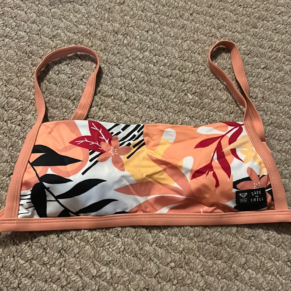 Super cute Roxy top! Perfect for surfing!